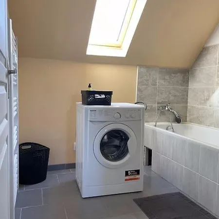 Maison Mitoyenne Avec Cour + Parking Appartamento *