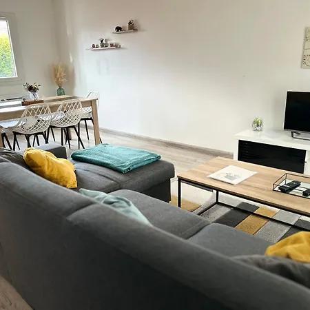 Maison Mitoyenne Avec Cour + Parking *