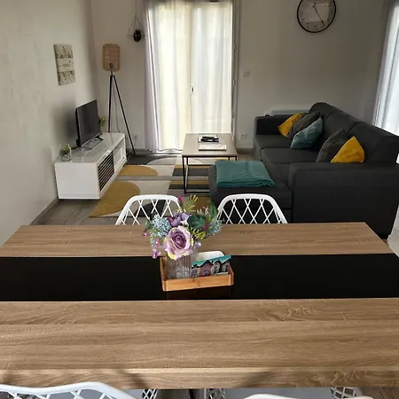 Maison Mitoyenne Avec Cour + Parking