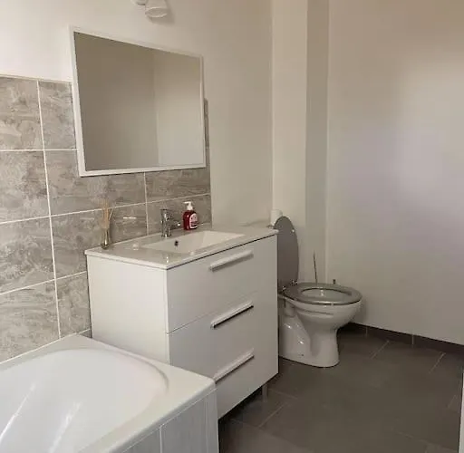 Maison Mitoyenne Avec Cour + Parking * Sainte-Savine