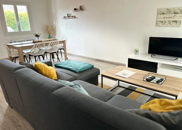 Maison Mitoyenne Avec Cour + Parking *